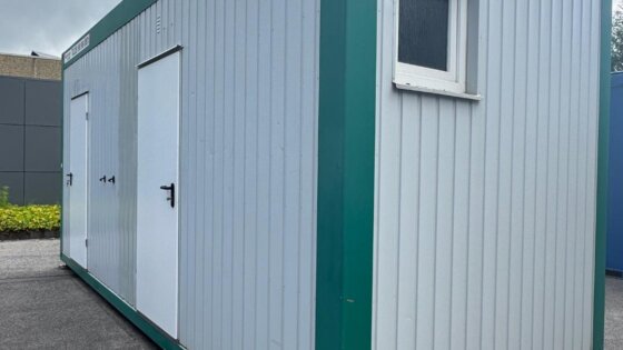 aktion-sanitaercontainer-20-fuss-151715-wc-damen-herren-aussen-2