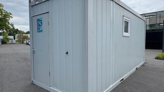 aktion-sanitaercontainer-20-fuss-dusche-wc-mit-windfang-021585734-aussen-1