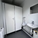 aktion-sanitaercontainer-10-fuss-021813126-wc-damen-herren-innen-1