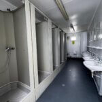 aktion-sanitaercontainer-20-fuss-13201-dusche-innen-1