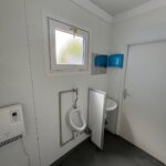 aktion-sanitaercontainer-20-fuss-dusche-wc-mit-windfang-021585734-innen-2