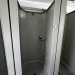 aktion-sanitaercontainer-20-fuss-13203-dusche-innen-2