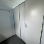 aktion-sanitaercontainer-20-fuss-dusche-wc-mit-windfang-021585734-innen-3
