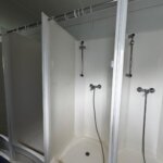 aktion-sanitaercontainer-20-fuss-011091582-dusche-innen-2