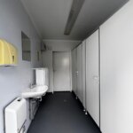 aktion-sanitaercontainer-20-fuss-1513055-dusche-innen-1