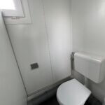 aktion-sanitaercontainer-20-fuss-dusche-wc-mit-windfang-021585734-innen-4