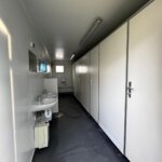 aktion-sanitaercontainer-20-fuss-011325314-wc-herren-innen-1