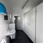 aktion-sanitaercontainer-20-fuss-021582901-dusche-wc-innen-1