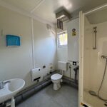 aktion-raumcontainer-dusche-wc-und-minikueche-20-fuss-021363635-innen-4