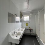 aktion-sanitaercontainer-20-fuss-dusche-wc-mit-windfang-021585734-innen-5