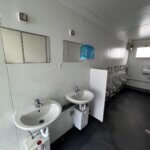 aktion-sanitaercontainer-20-fuss-011325314-wc-herren-innen-2