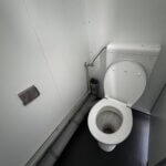 aktion-sanitaercontainer-20-fuss-021582901-dusche-wc-innen-2