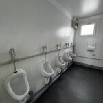 aktion-sanitaercontainer-20-fuss-011325314-wc-herren-innen-3