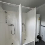 aktion-sanitaercontainer-20-fuss-dusche-wc-mit-windfang-021585734-innen-6