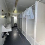 aktion-sanitaercontainer-20-fuss-021258470-dusche-innen-1