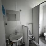 aktion-sanitaercontainer-20-fuss-wc-herren-wc-damen-021931471-innen-3