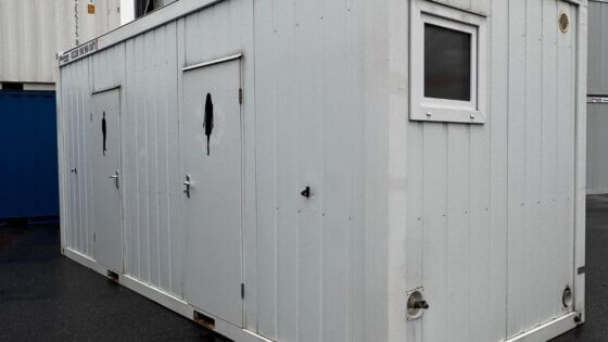 aktion-sanitaercontainer-20-fuss-011553511-wc-damen-herren-aussen-1