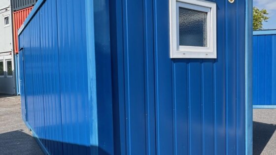aktion-sanitaercontainer-20-fuss-dusche-mit-windfang-021471745-aussen-1