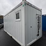 aktion-sanitaercontainer-20-fuss-011553511-wc-damen-herren-aussen-2