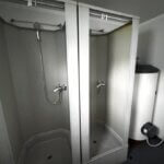 aktion-sanitaercontainer-20-fuss-1513055-dusche-innen-5
