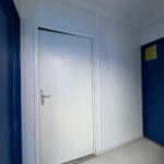 aktion-sanitaercontainer-20-fuss-dusche-mit-windfang-021471745-innen-1