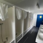 aktion-sanitaercontainer-20-fuss-021258470-dusche-innen-2