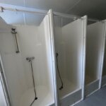 aktion-sanitaercontainer-20-fuss-dusche-mit-windfang-021471745-innen-3