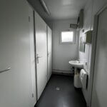 aktion-sanitaercontainer-20-fuss-011553511-wc-damen-herren-innen-4