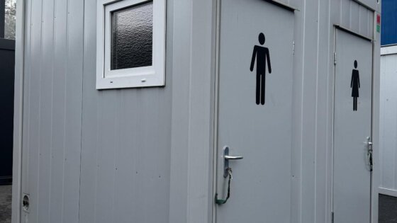 aktion-sanitaercontainer-10-fuss-021813193-wc-damen-herren-aussen-1