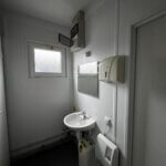 aktion-sanitaercontainer-20-fuss-011553511-wc-damen-herren-innen-5