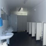 aktion-sanitaercontainer-20-fuss-151215463-wc-damen-herren-aussen-5