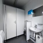 aktion-sanitaercontainer-10-fuss-021813193-wc-damen-herren-aussen-3