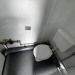 aktion-sanitaercontainer-10-fuss-021813193-wc-damen-herren-aussen-6