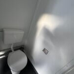 aktion-sanitaercontainer-10-fuss-021579010-wc-damen-herren-aussen-5