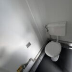 aktion-sanitaercontainer-10-fuss-021579010-wc-damen-herren-aussen-6