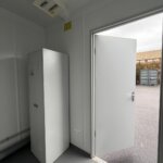 aktion-sanitaercontainer-20-fuss-021810322-schwarz-weiß-aussen-3