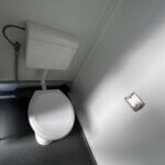 aktion-sanitaercontainer-10-fuss-021813193-wc-damen-herren-aussen-7