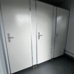 aktion-sanitaercontainer-20-fuss-021921994-wc-damen-herren-aussen-3