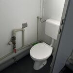 aktion-sanitaercontainer-20-fuss-151215463-wc-damen-herren-aussen-7