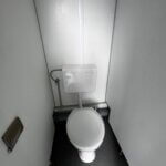 aktion-sanitaercontainer-20-fuss-021921994-wc-damen-herren-aussen-5