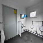 aktion-sanitaercontainer-20-fuss-021921994-wc-damen-herren-aussen-6