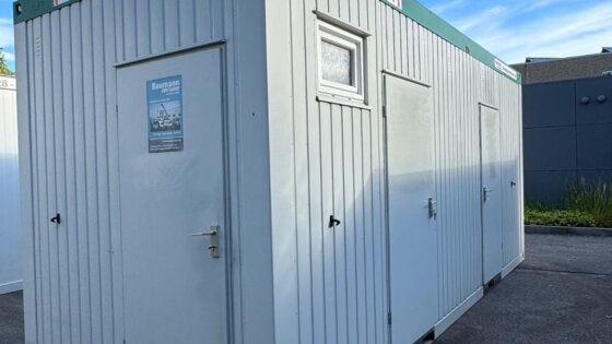 aktion-sanitaercontainer-20-fuss-1513063-wc-damen-herren-aussen-1