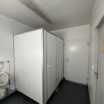 aktion-sanitaercontainer-20-fuss-1513063-wc-damen-herren-innen-2